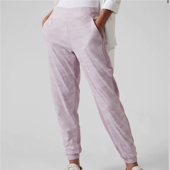 Athleta Pants - NWT 💕 Athleta Brooklyn Lined Camo Joggers Sz. 6